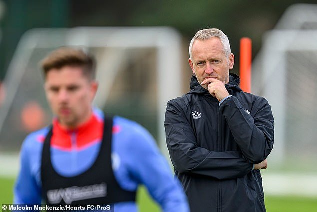 Critchley supervise ses nouveaux joueurs s'entraînant à Riccarton lors de son premier jour dans le poste