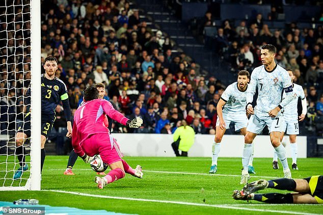 Craig Gordon réalise un arrêt impressionnant sur Ronaldo lors du match nul sans but
