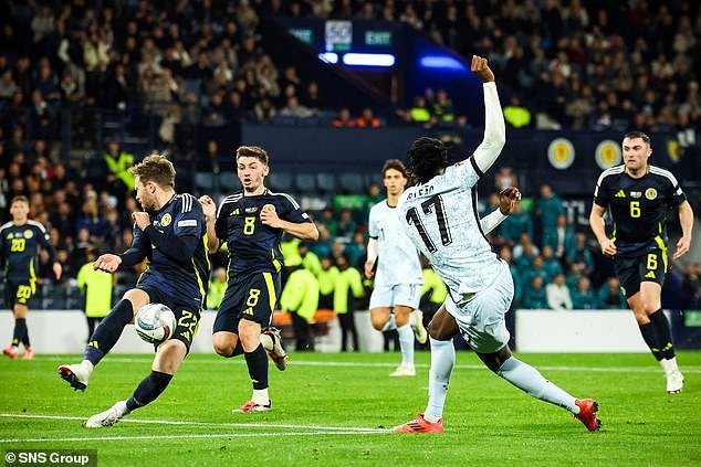 Nicky Devlin réalise un bloc crucial contre Leao