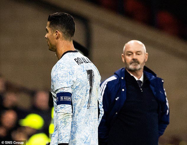 Steve Clarke observe Ronaldo quitter le terrain à la fin de la soirée décevante pour le capitaine portugais