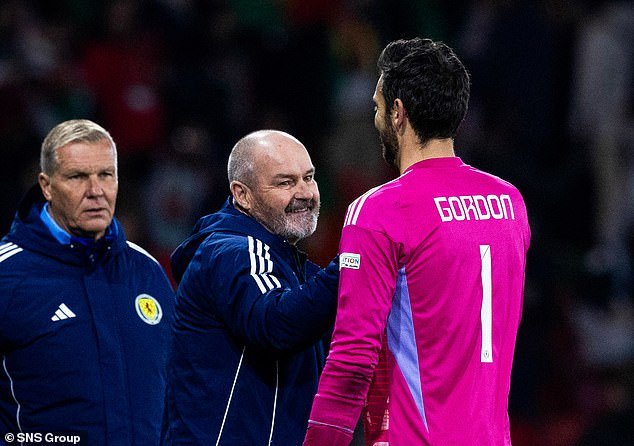 Steve Clarke félicite Gordon pour sa performance solide