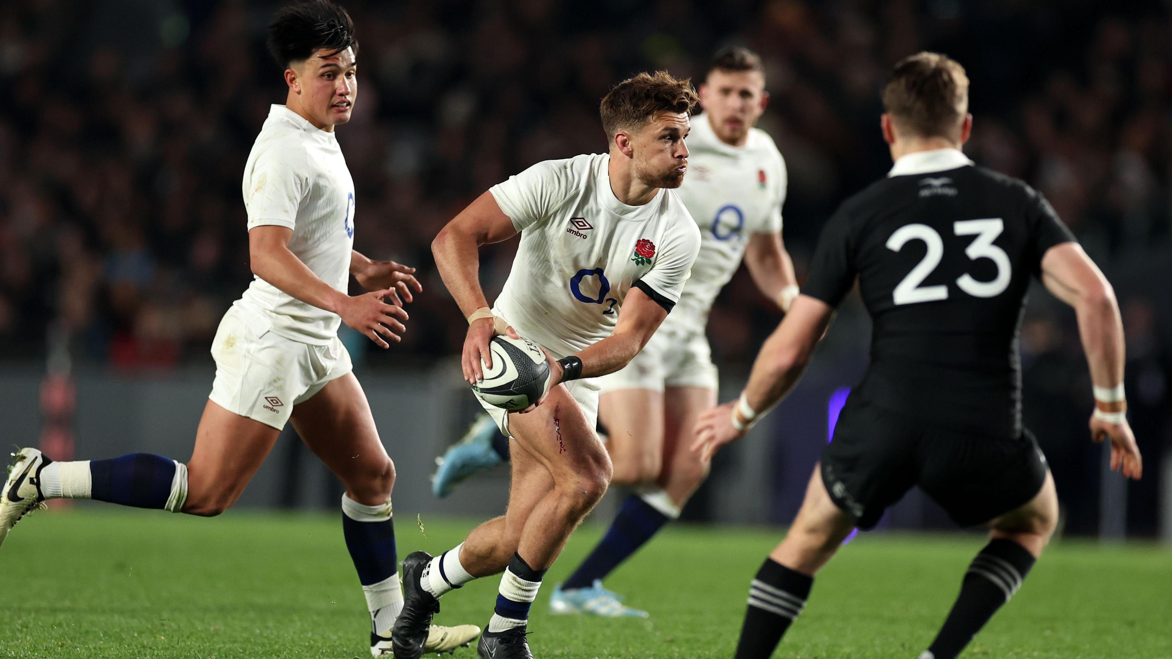 Henry Slade courant contre les All Blacks