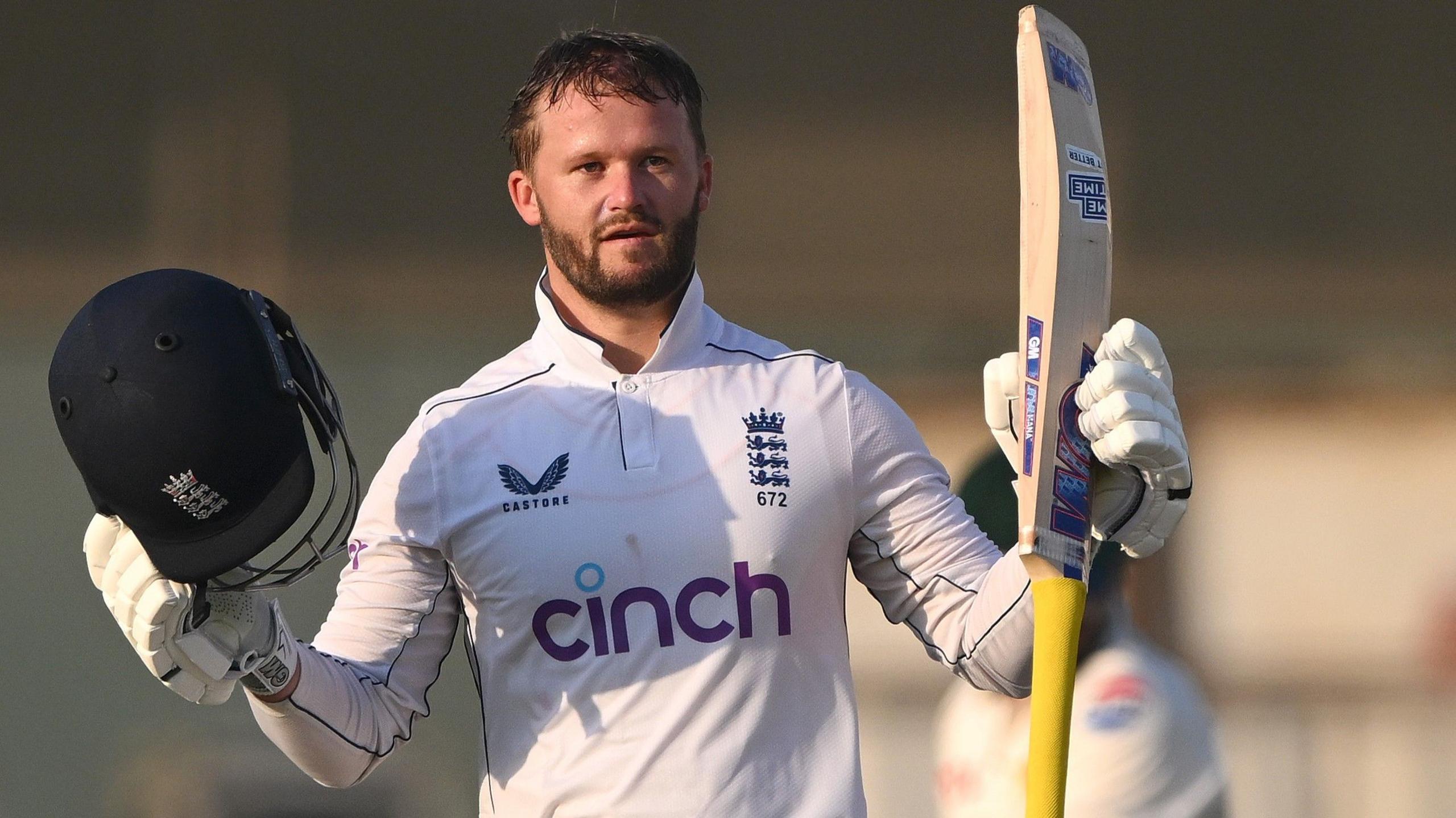 Ben Duckett célèbre son siècle