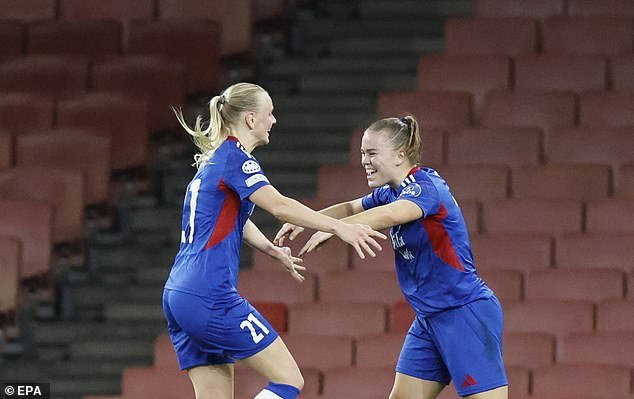 Slegers sur le banc, observant le match avec attention.