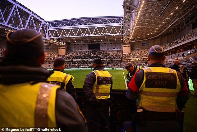 La police retire la permission du match