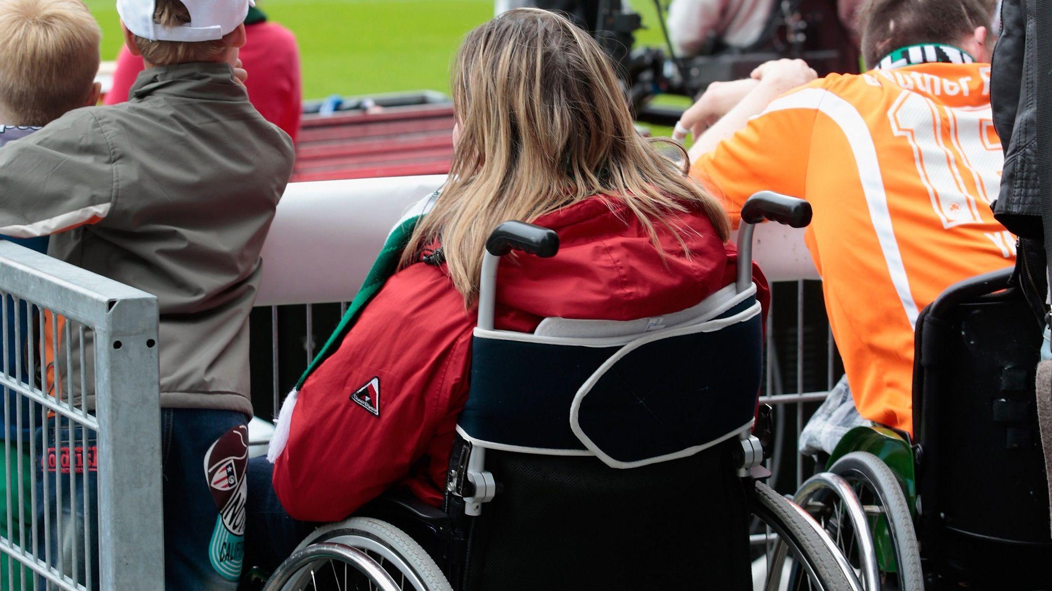 Un supporter handicapé dans un fauteuil roulant assiste à un match en Allemagne