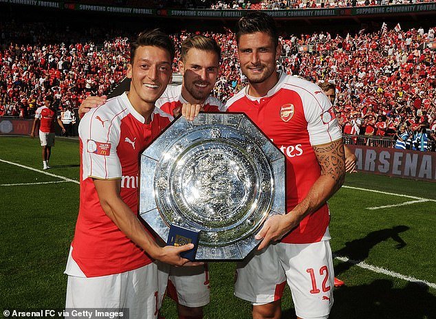 Ozil, Ramsey et Giroud après avoir remporté le Community Shield