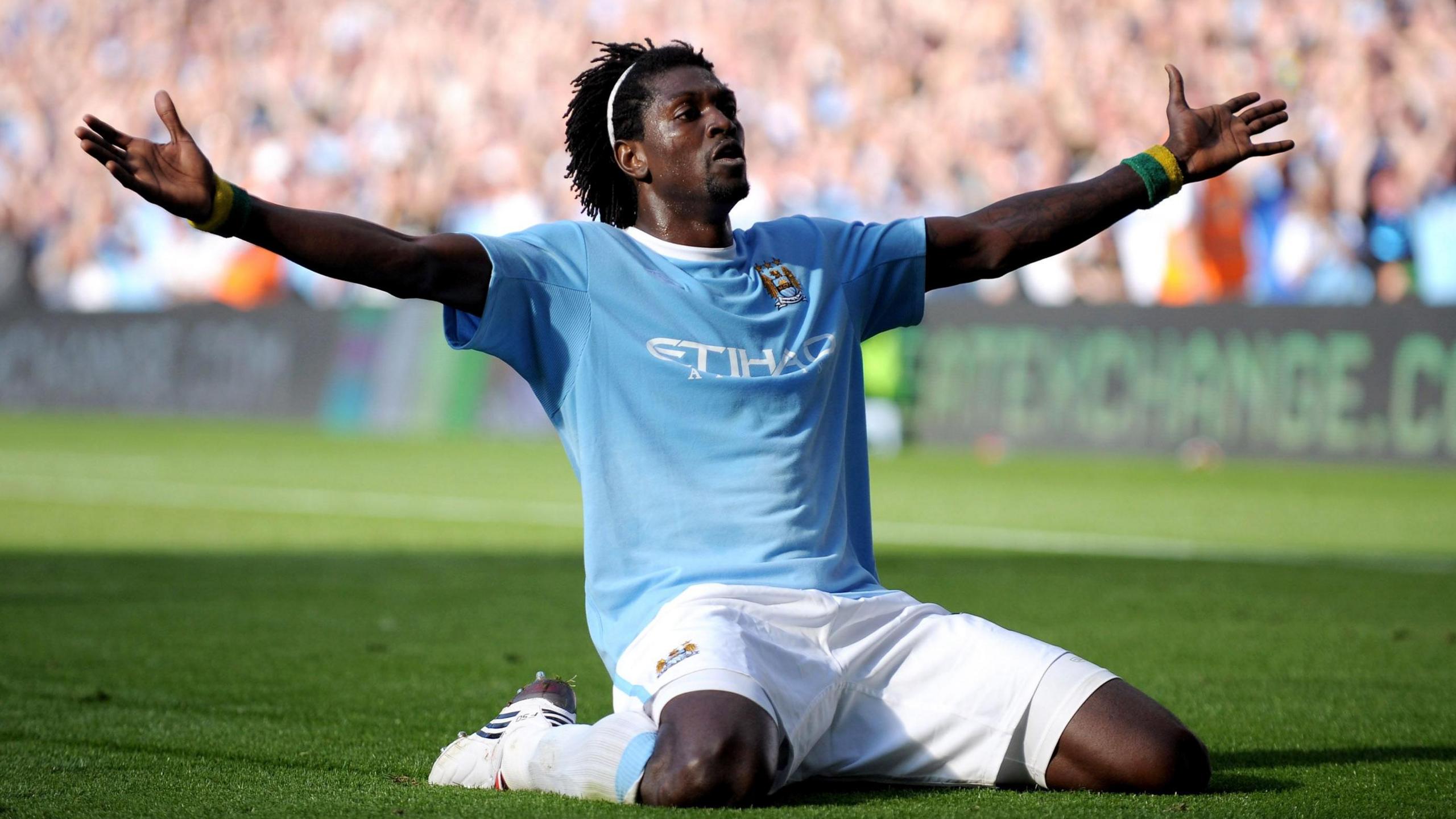 Emmanuel Adebayor célèbre un but pour Manchester City.
