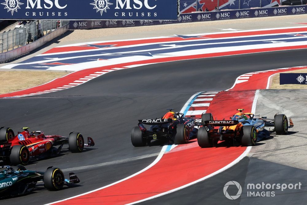 Max Verstappen, Red Bull Racing RB20, Lando Norris, McLaren MCL38, bataille dans le virage 1