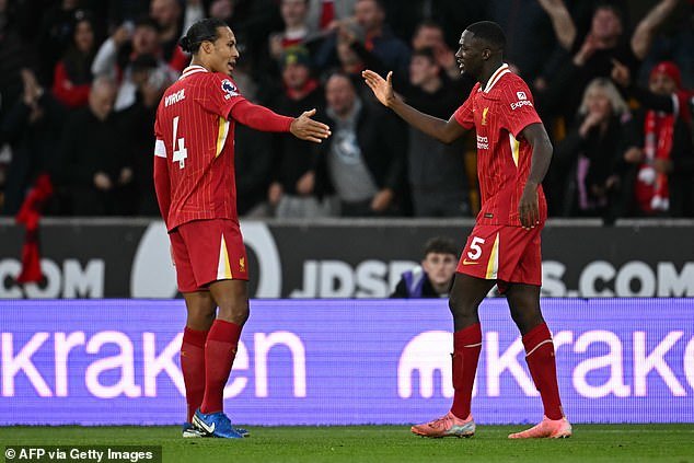 Virgil van Dijk et Ibrahima Konaté au cœur de la défense de Liverpool