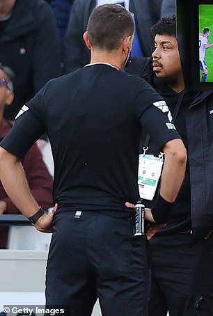 L'arbitre David Coote examiné sur le moniteur de touche