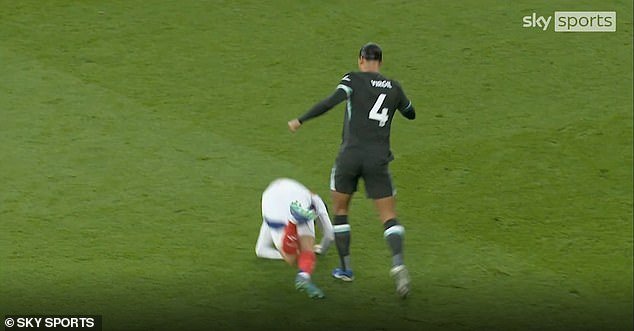 Havertz au sol après le défi de Van Dijk