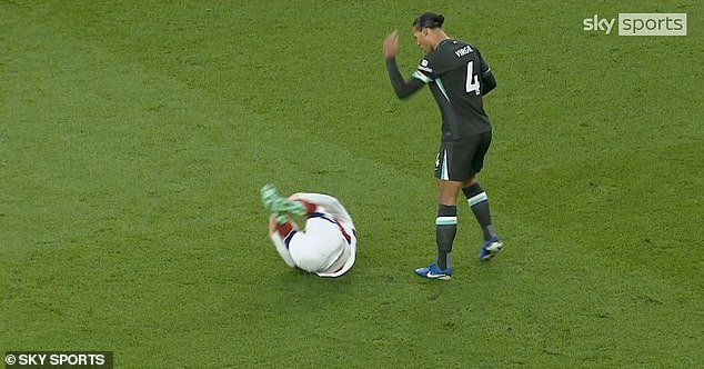 Van Dijk sans carton jaune malgré le geste