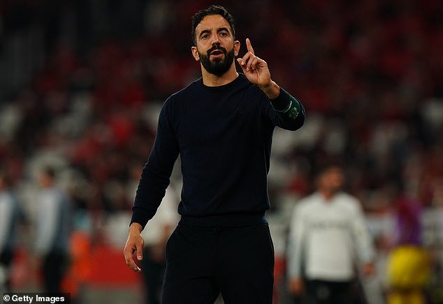 Ruben Amorim en discussion avec Manchester United