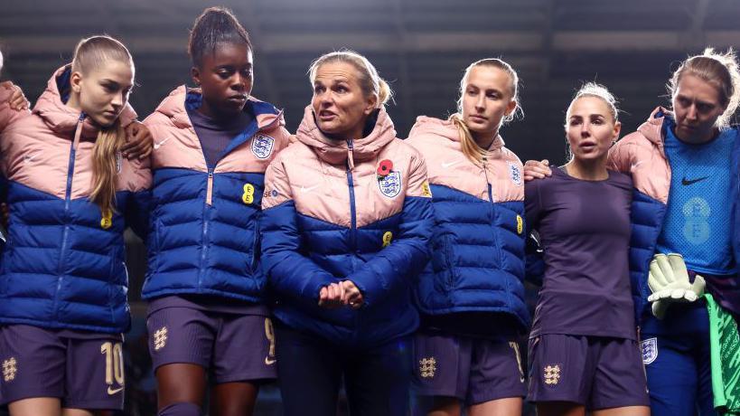 Les joueuses anglaises en cercle après le coup de sifflet final