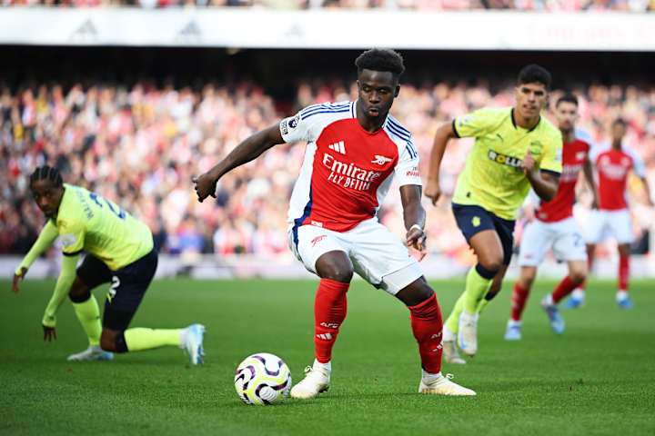 Bukayo Saka célèbre un but