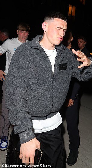 Phil Foden parmi les fêtards dans un restaurant grec après avoir célébré leur titre.