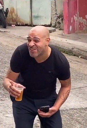 Adriano souriant dans la vidéo