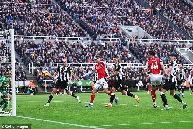 Declan Rice manque une occasion de tête en fin de match