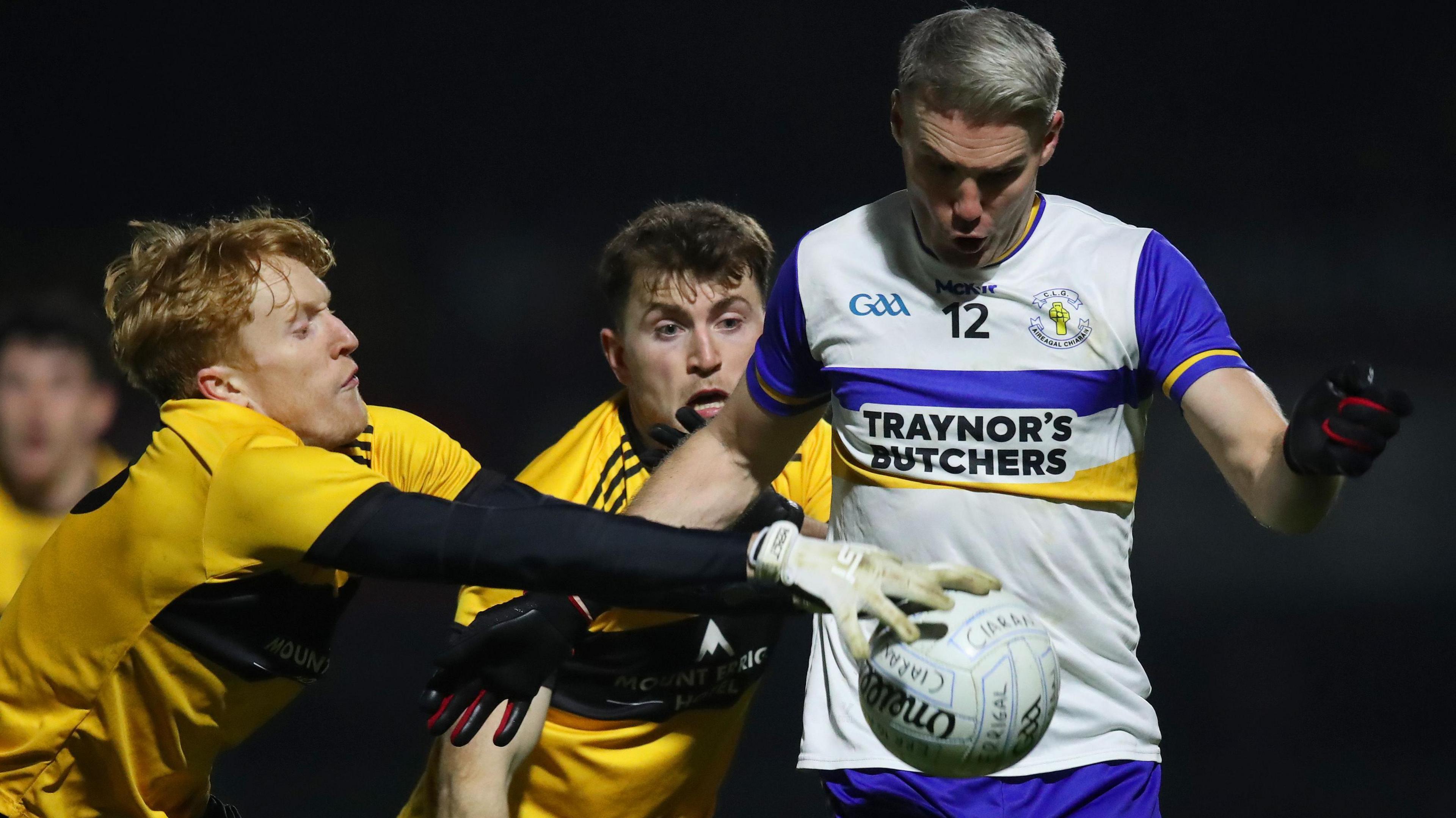 Eoin McGeehin de St Eunan's bloque un tir de Ciaran McGinley lors du match préliminaire