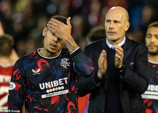 Tavernier et Clement quittent le terrain après la défaite contre Aberdeen
