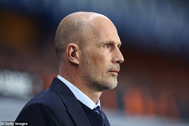 Clement lors d'une conférence de presse