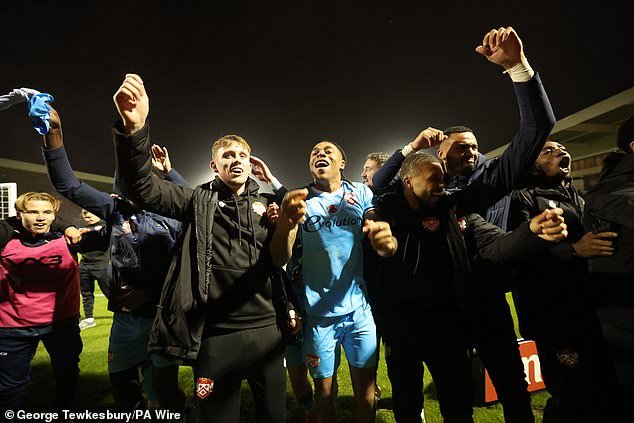 Kettering Town célèbre leur victoire historique