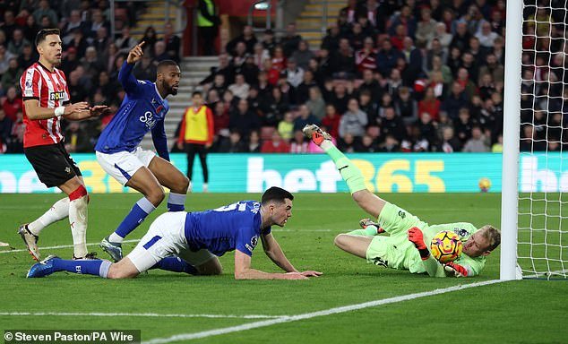 Ramsdale effectue plusieurs arrêts importants lors de la victoire de Southampton