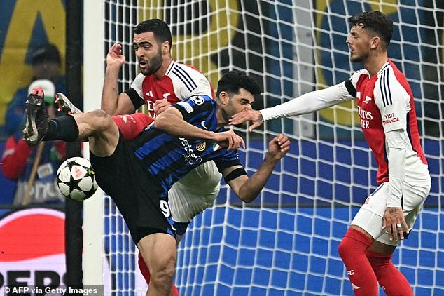 Le penalty accordé à l'Inter Milan après que le ballon ait touché la main de Mikel Merino