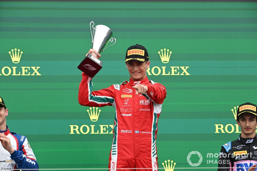 Dino Beganovic, Prema Racing, 1er position, soulève le trophée en célébration