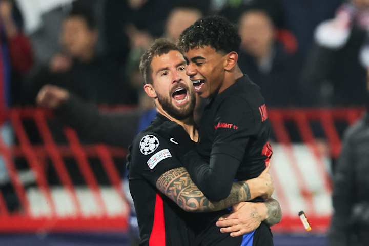 Kounde et ses coéquipiers célébrant la victoire