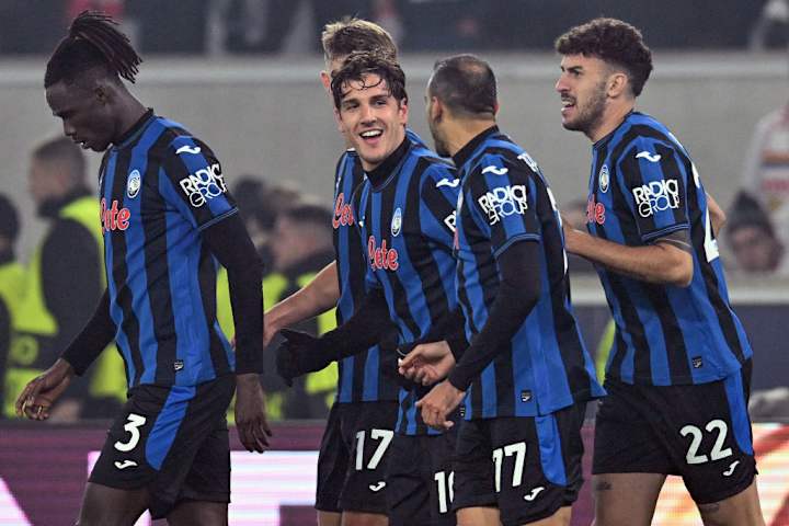 Les joueurs de l'Atalanta célèbrent après un but contre VfB Stuttgart