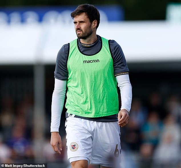 Carl Jenkinson expulsé après deux cartons jaunes en seulement 24 minutes contre Cheltenham