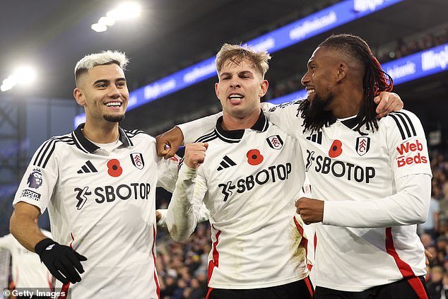 Smith Rowe (au centre) a ouvert le score juste avant la mi-temps