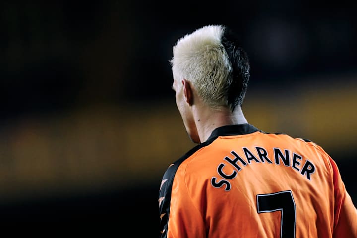 Le joueur autrichien Paul Scharner avec sa coupe de cheveux unique