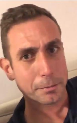 Coote parle à la caméra dans une seconde vidéo