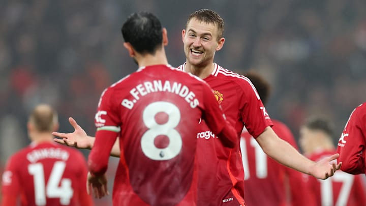 De Ligt avec Bruno Fernandes lors de la victoire 3-0 de Manchester United contre Leicester