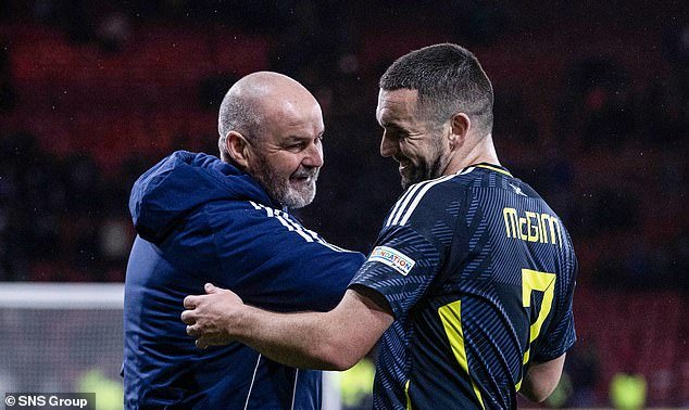 Steve Clarke et McGinn célèbrent la victoire de l'Écosse