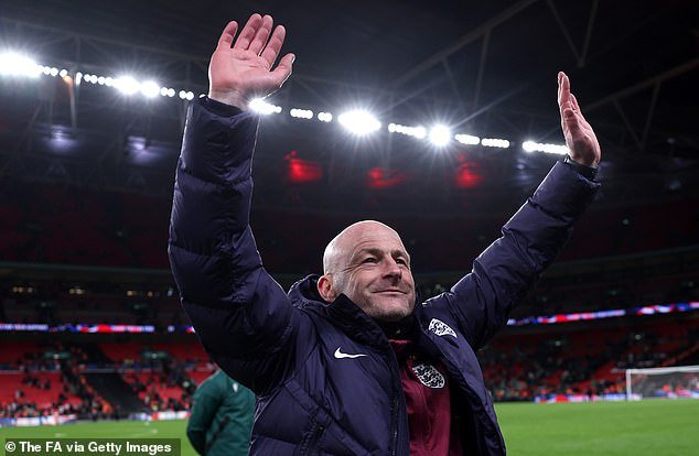 Lee Carsley, entraîneur intérimaire, célèbre la victoire contre l'Irlande