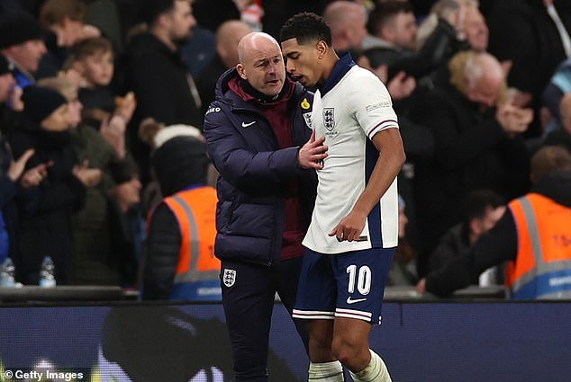 Carsley et Bellingham pendant le match