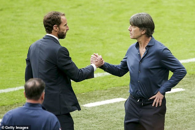 Joachim Low et Gareth Southgate avant un match