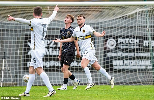 Dumbarton en action contre Caley Thistle