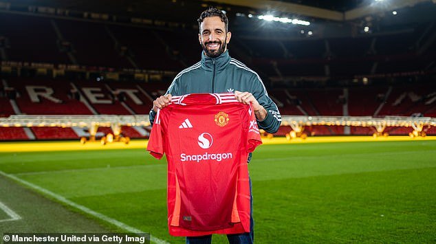 Carragher qualifie Amorim d'entraîneur d'élite