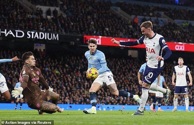 Maddison célèbre son but avec ses coéquipiers