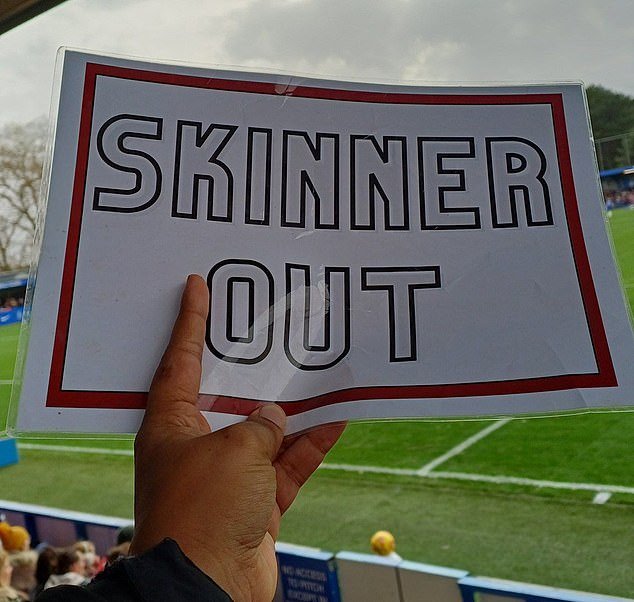 Les supporters protestent contre Marc Skinner