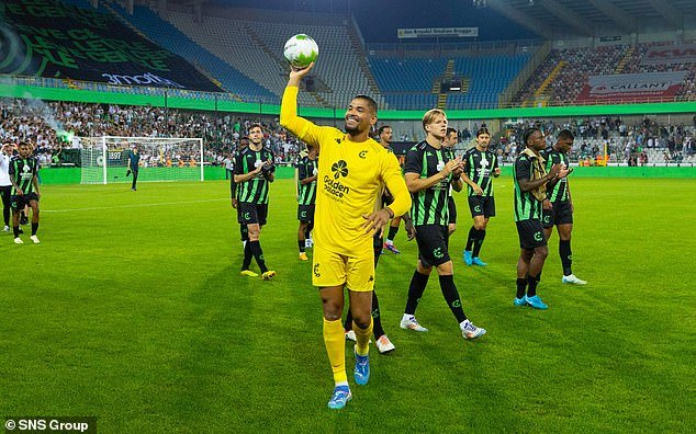 Les joueurs de Cercle Brugge célèbrent leur victoire cumulée de 2-1 contre Kilmarnock.