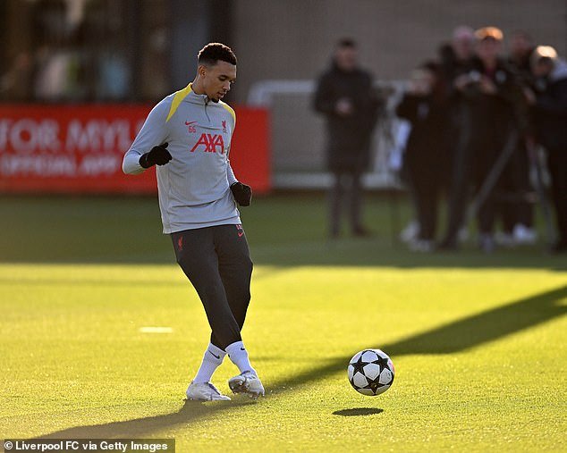 Alexander-Arnold lors de la séance d'entraînement ouverte