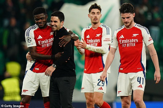 Mikel Arteta félicite ses joueurs après la victoire contre le Sporting.