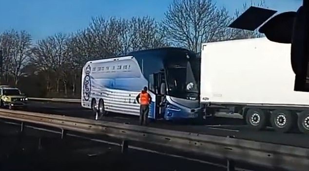 Le bus de l'équipe du Real Madrid impliqué dans un accident après leur défaite en Ligue des champions contre Liverpool