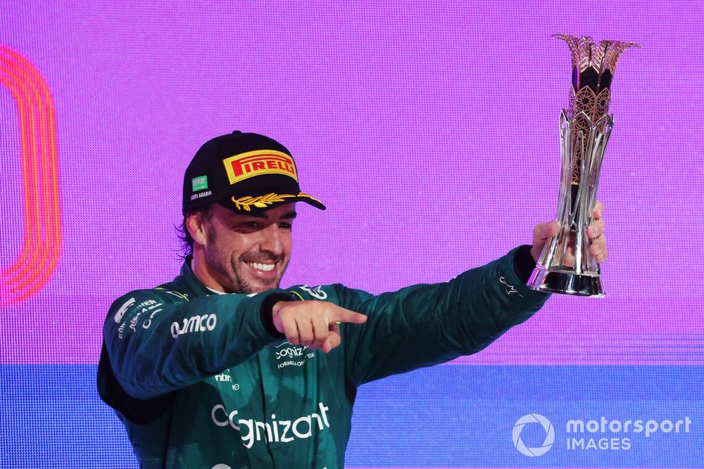 Fernando Alonso avec son trophée